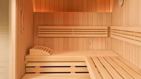 Interieur sauna Baleo van Röger Saunabau met saunaoven, onderbankoven Calero