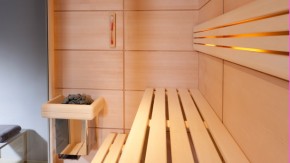 Sauna Videro van saunafabrikant Röger met hemlock panelen en groot raam