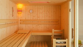 De sauna Origo met een interieur van fijnspar en raampaneel