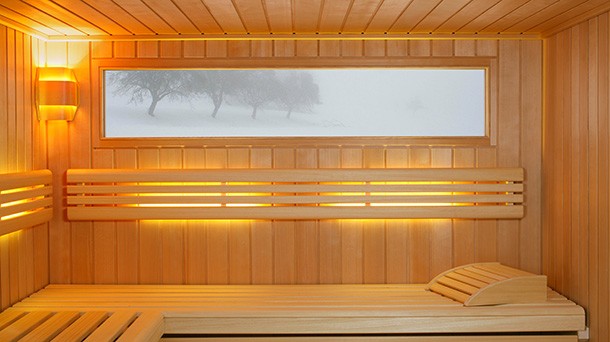 Sauna Baleo met binnenbekleding van hemlock, raam en gekleurd licht